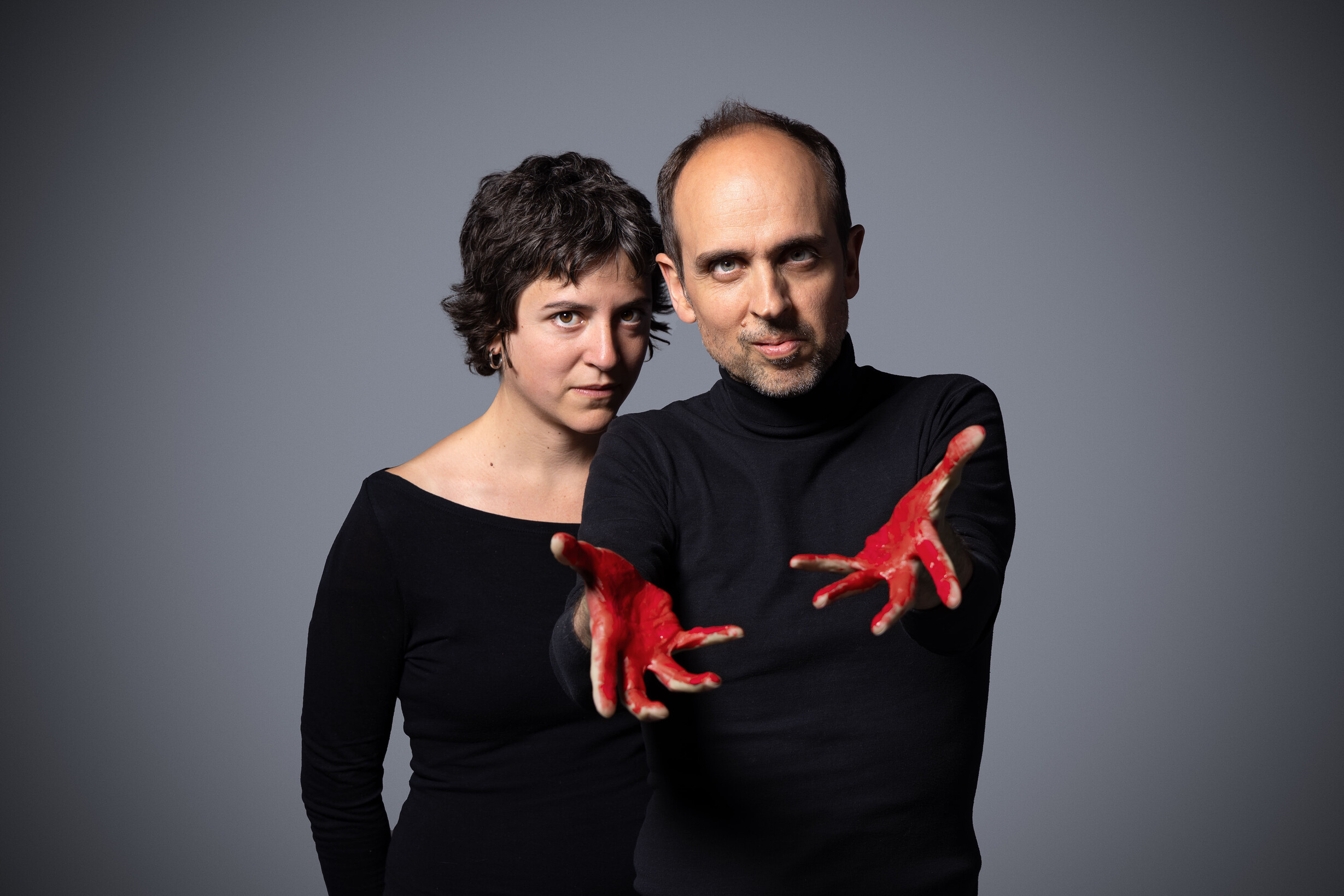 Laia Vallès i Jordi Vidal amb les mans plenes de sang